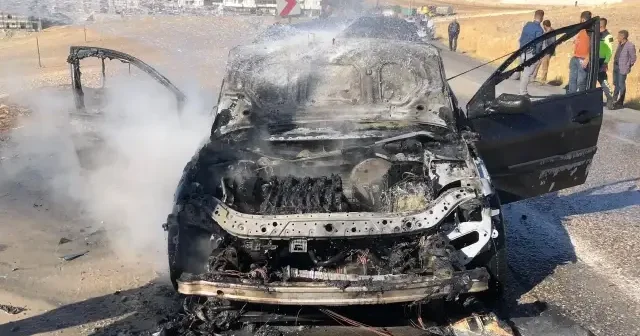 Adıyaman da seyir halinde alev alan otomobil kullanılamaz hale geldi VİDEO İZLE