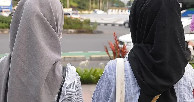 Yüzde 92 si Müslüman olan ülkede okullarda başörtüsü yasaklandı