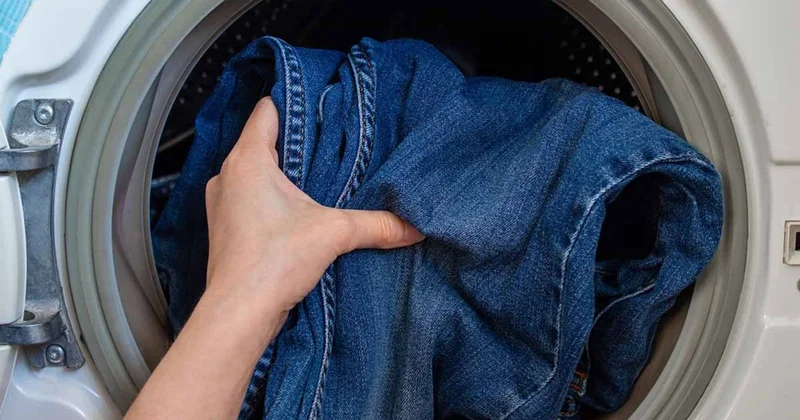 Çözüm ne pahalı bir deterjanda ne de özel yıkama programında! Kot pantolonunuzu çamaşır makinesine atmadan önce bunu Sözcü Gazetesi