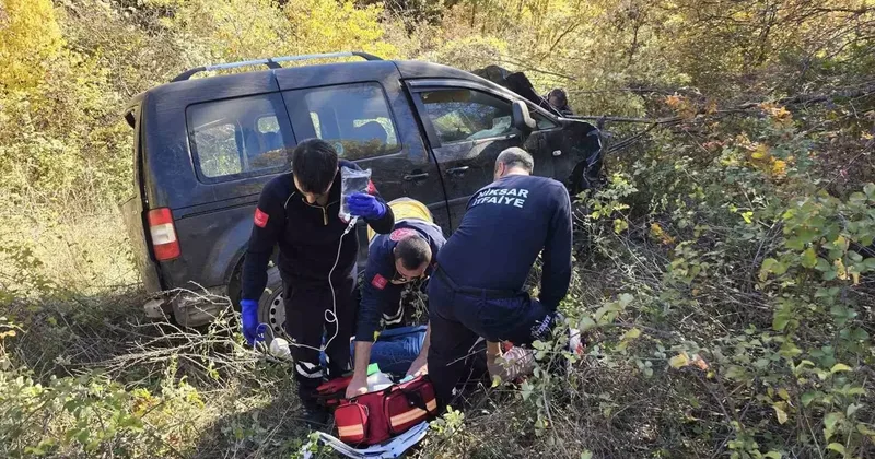 Tokat’ta uçuruma yuvarlanan araçtan 2 kişi sağ kurtuldu
