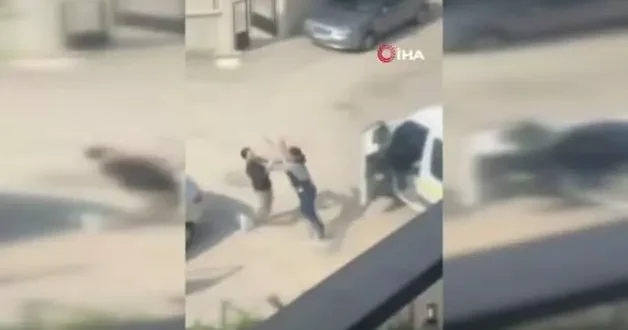 İnanılır gibi değil! Trafik yüzünden acımasızca birbirlerine saldırdılar