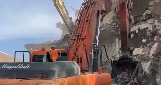 Sındırgı’da yıkım ve enkaz kaldırma çalışmaları sürüyor VİDEO İZLE