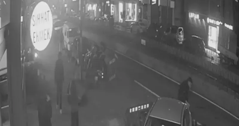 Sultangazi de tek teker üzerinde ilerleyen motosikletli otomobile çarptı; kaza kamerada