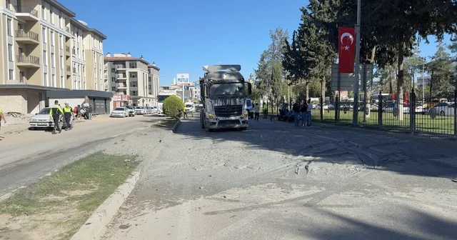 Adıyaman da hafriyat TIR ının dorsesindeki beton, yola döküldü Adıyaman Haberleri