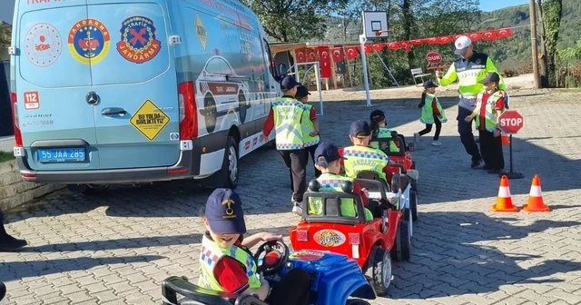 Samsun da kırsal bölgedeki ilkokulda uygulamalı trafik eğitimi verildi Samsun Haberleri