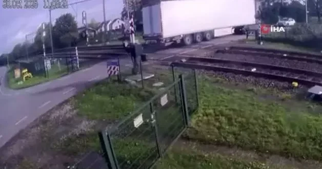 Hollanda da feci kaza! Yolcu treni hemzemin geçitte kalan tırı biçti
