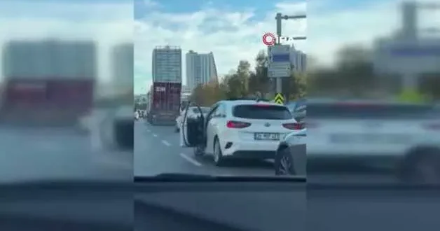 İstanbul da öfkeli araç sürücüsü tırı yumrukladı... O anlar kamerada
