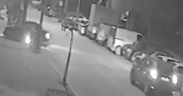 Trafik canavarı çarptığı motosikletliyi ezip kaçtı