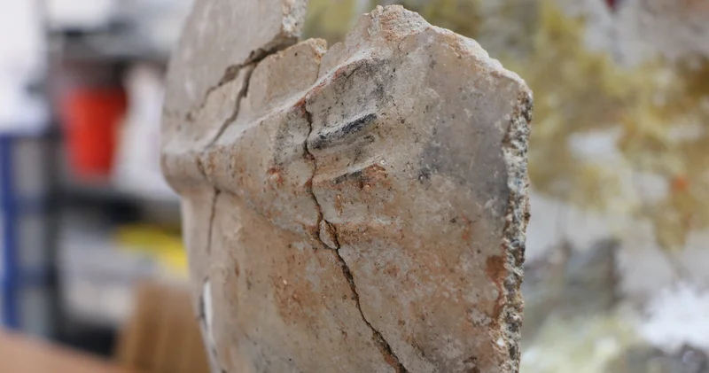 Küllüoba da bulunan küp mezardaki bir parmağı eksik el kabartması yas örneğini ortaya koydu