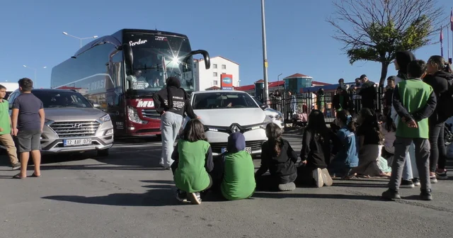 Bingöl de otomobilin çarpmasıyla ölen Berra için yolu kapattılar Bingöl Haberleri