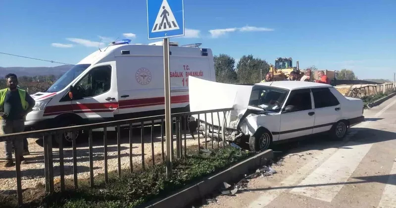 Tokat’ta kaza yapan otomobil bariyere girdi