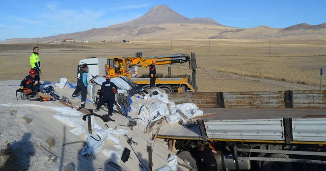 Toprak yığınına çarpan TIR ın şoförü öldü Aksaray Haberleri