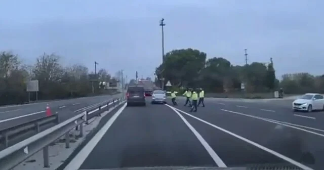 Trafiği birbirine katan uyuşturucu kuryesi film gibi kovalamaca ile yakalandı Sakarya Haberleri Habertürk Yerel Haberler