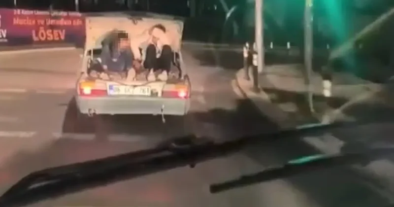 Küçükçekmece de kaydedildi! 2 çocuğun canı, akan trafikte bagajda