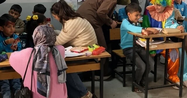 Erzincan da üniversiteli gönüllüler köy okulundaki çocukları sevindirdi Erzincan Son Dakika Haberleri Habertürk Yerel Haberler