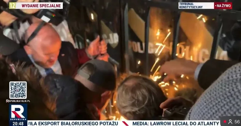 Dünya Polonya daki darbe ile uyandı: Anayasa mahkemesine testereyle girdiler Sözcü Gazetesi