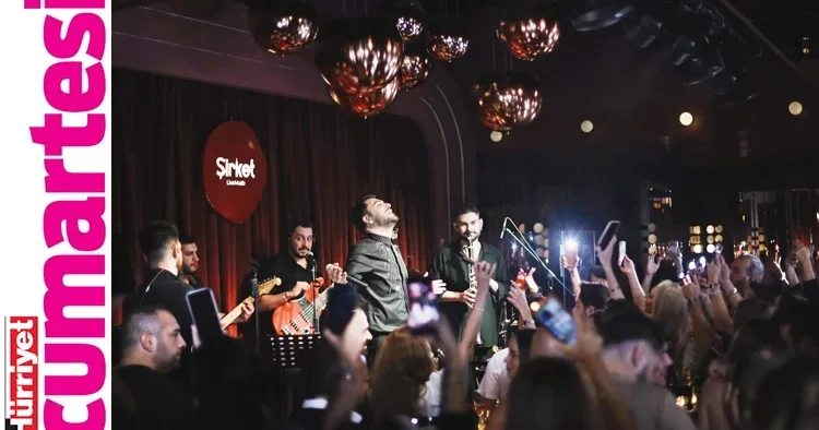 Hep bir ağızdan şarkılar söylerek eğlenelim