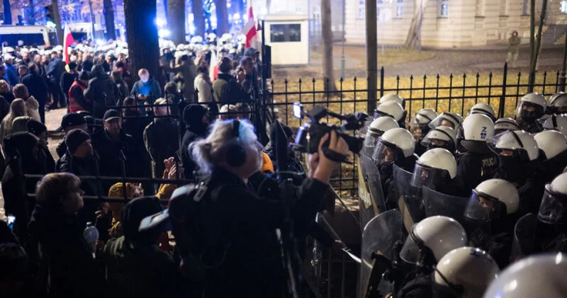 Polonya da anayasal kriz: Anayasa Mahkemesi ne polis ablukası Dış Haberler
