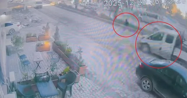 Koşarak karşıya geçen çocuk saniyelerle ölümden döndü Ters yönde ilerleyen sürücünün son andaki manevrasıyla küçük çocuk kıl payı kurtuldu Hatay Haberleri