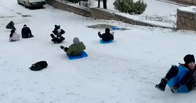 Kar tatilini fırsata çevirdiler: Yozgat’ta çocuklar poşet ve tepsilerle kaydı VİDEO İZLE