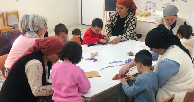 Çocuklar anneleriyle birlikte geleneksel kilim dokumayı öğrendi Manisa Haberleri