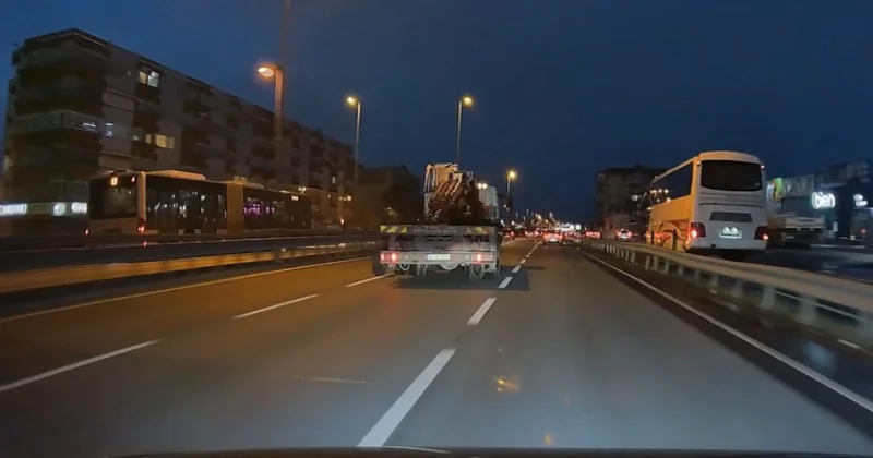 Küçükçekmece de seyir halindeki vincin tekerleği çıktı