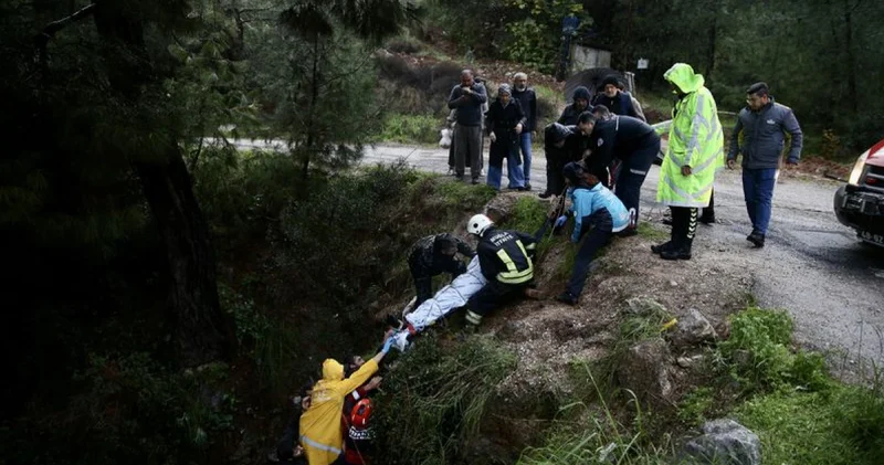 Son dakika: Feci kaza! otomobil uçurumdan dereye düştü Son dakika haberleri