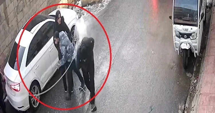 Kopan elektrik teli yoldan geçen gencin üzerine düştü