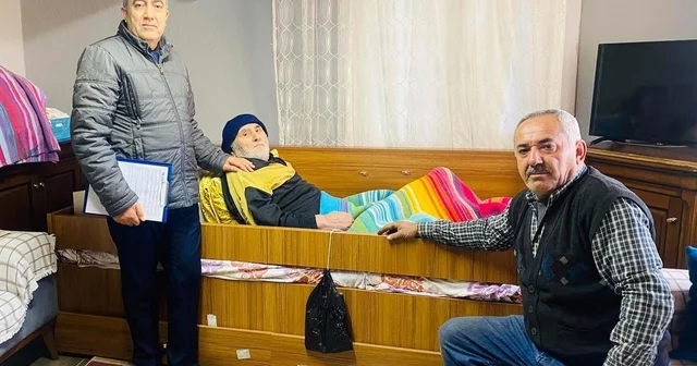 Vatandaşa hizmet, Hakk a hizmettir diyerek yaşlıların ayağına gidiyor Manisa Haberleri