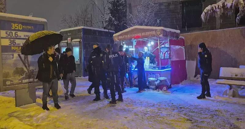 Malatya da haşlanmış mısır tezgahı önünde bıçaklı kavga; 1 ölü 1 yaralı