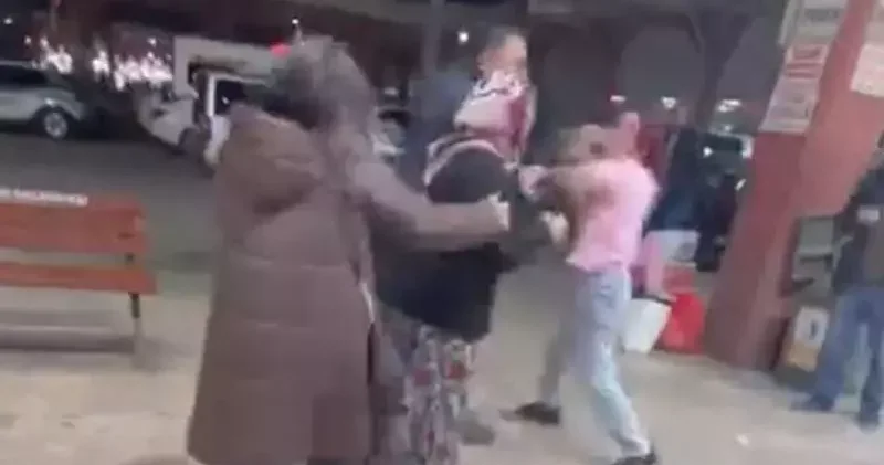 Kadınların saç saça baş başa kavgası kamerada