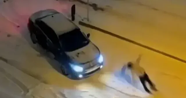 Yozgat ta bir vatandaş karda kayan aracı durdurmak isterken kendisi düştü VİDEO İZLE