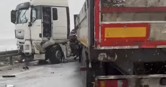 Düzce de tır makaslaması çevre yolunu kapattı Düzce Haberleri