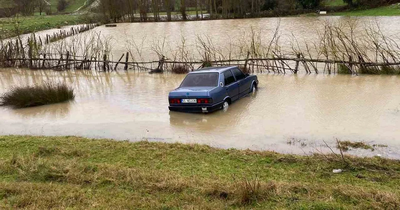 Sinop’ta kontrolden çıkan otomobil su birikintisine düştü Hayat Haberleri