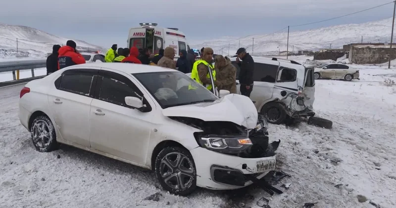 Kar nedeniyle kayganlaşan yolda zincirleme kaza: 2 araç yoldan çıktı 4 kişi yaralandı