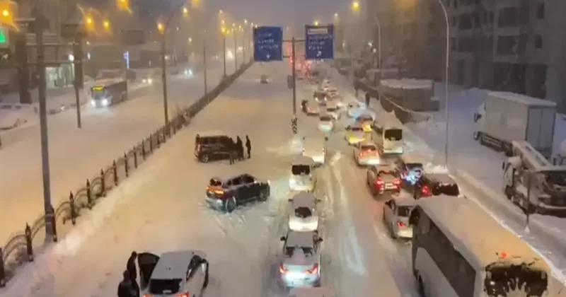 Diyarbakır’da kar esareti! Yollar kapandı, araçlar yolda kaldı