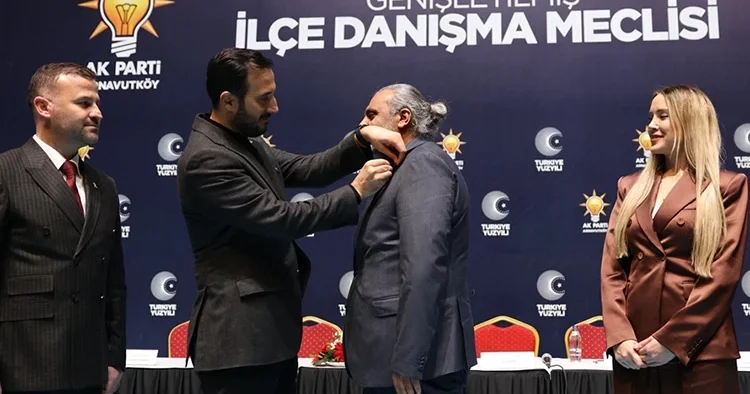 Aralarında meclis üyeleri de var: CHP den istifa edip AK Parti ye katılanlara rozetleri takıldı