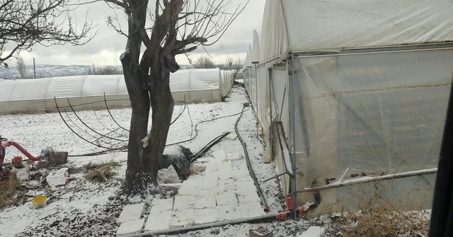 Kar yağışı sebebiyle seralar buz tuttu Eskişehir Haberleri