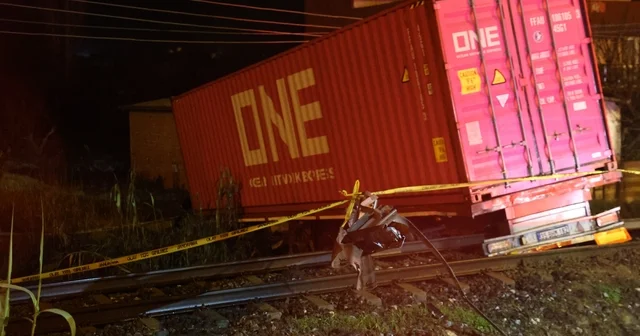 Kontrolden çıkan tırın raylara uçtuğu kazada tren seferleri durduruldu: 1 ölü Aydın Haberleri