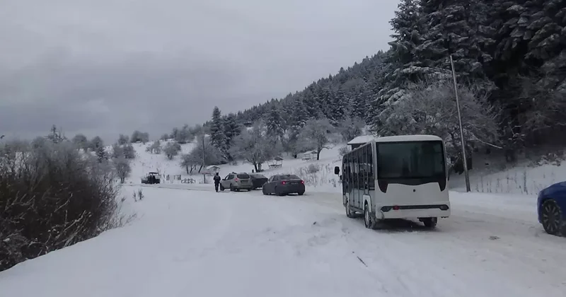 Yedigöller Milli Parkı yolu buzlanma nedeniyle ulaşıma kapatıldı