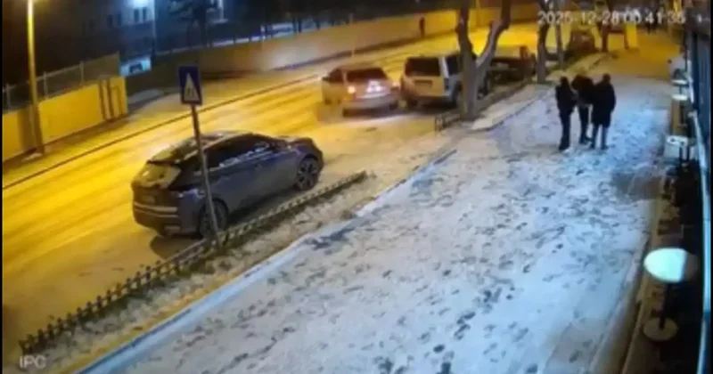 Buzlanan yolda otomobilin park halindeki 2 araca çarptığı kaza kamerada