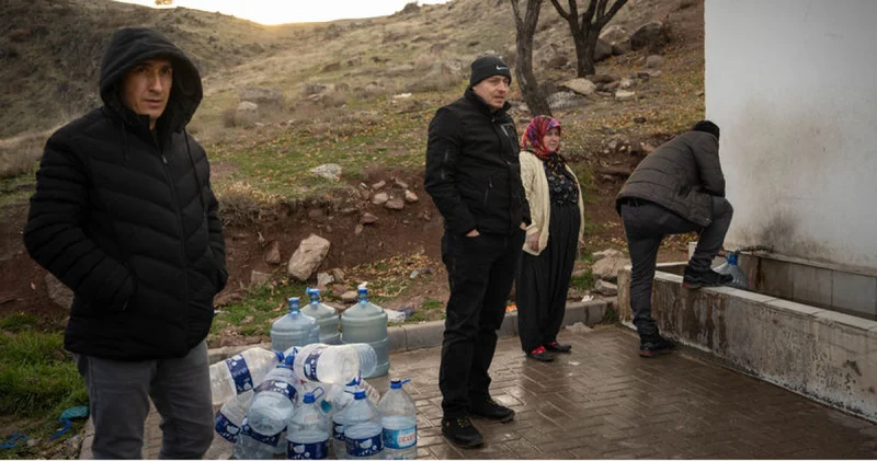 Ankara da su kesintisinden etkilenen vatandaşlar çeşmelerden su temin ediyor