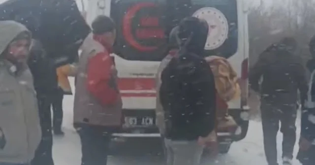 Karda zamana karşı yarış Hasta, battaniyeyle taşınıp ambulansa ulaştırıldı Şanlıurfa Haberleri