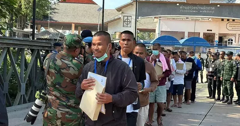 Tayland, 155 gündür alıkoyduğu 18 Kamboçyalı askeri iade etti