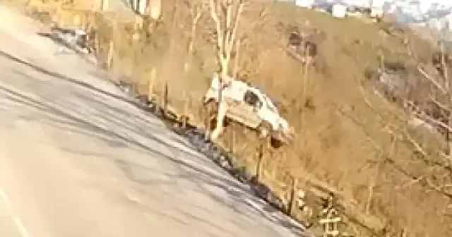 Mucizevi kurtuluş kamerada: Virajı alamayan sürücü 30 metrelik yükseklikten uçup fındık bahçesine düştü VİDEO İZLE