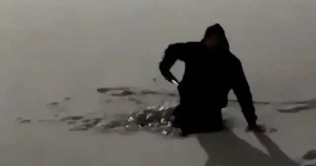 Buz üstünde dans pahalıya patladı: Eğlence bir anda tehlikeye dönüştü VİDEO İZLE