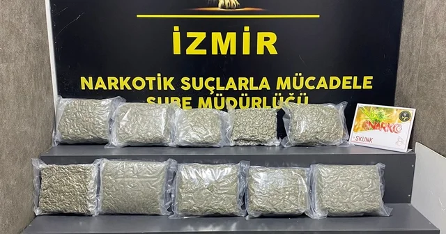 İzmir de 21 kilo 200 gram uyuşturucu ele geçirilen aracın sürücüsü tutuklandı İzmir Haberleri