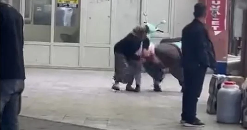 Adana da kadınlar saç saça baş başa birbirine girdi Adana Haberleri