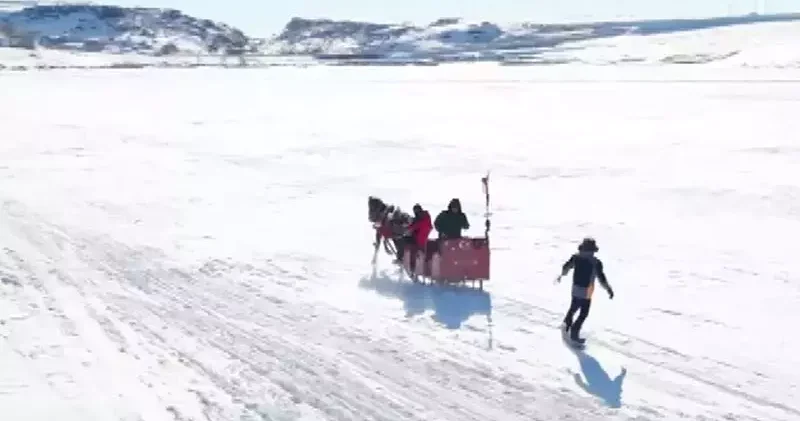 Çıldır Gölü nde atlı kızakla snowboard