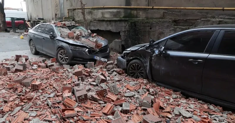 SON DAKİKA... İstanbul Eyüpsultan da faciadan dönüldü! Herkes deprem oluyor sandı gerçek bambaşka çıktı: Duvarın uçtuğunu gördük!